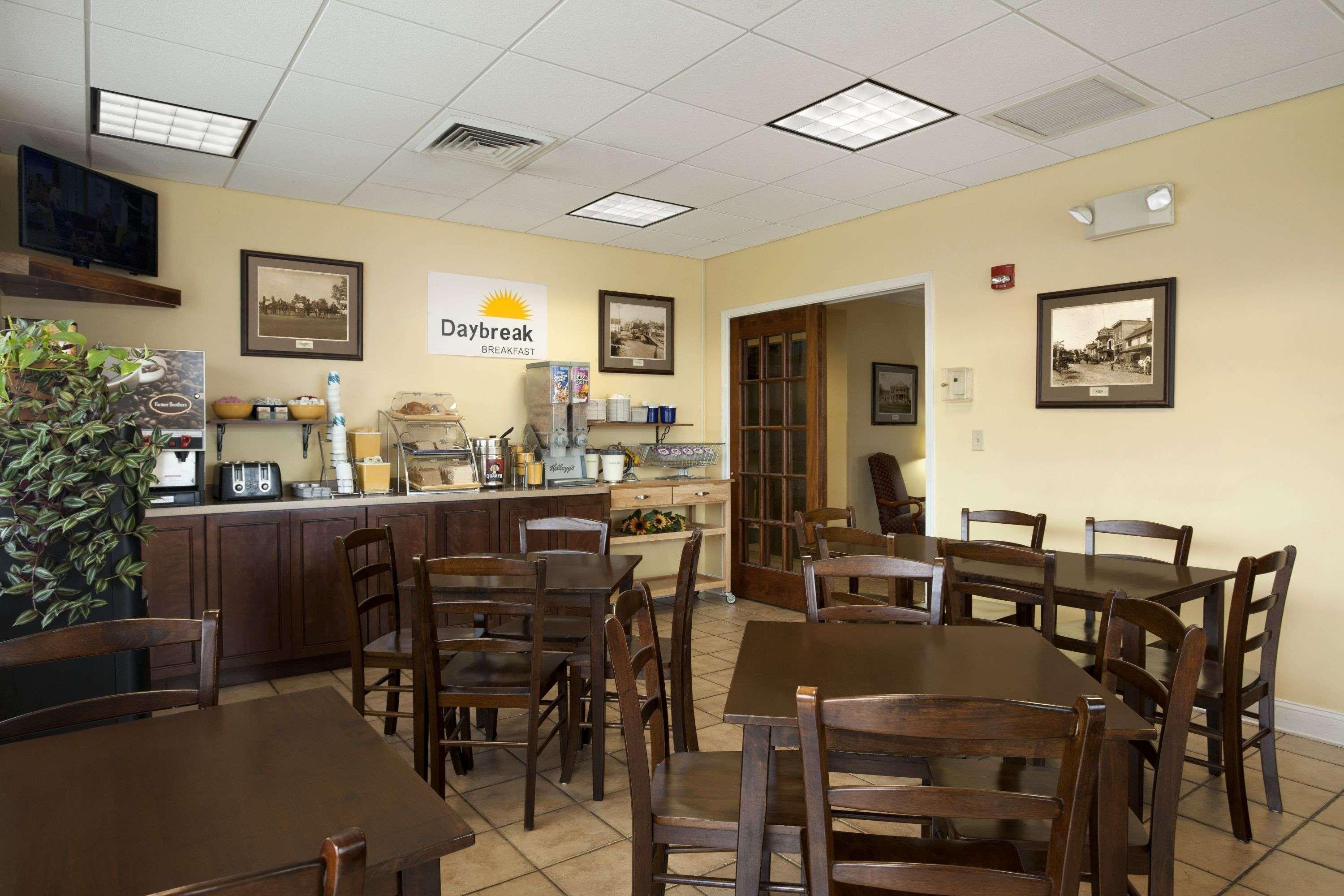 Days Inn Of Frederick By Wyndham Exterior foto