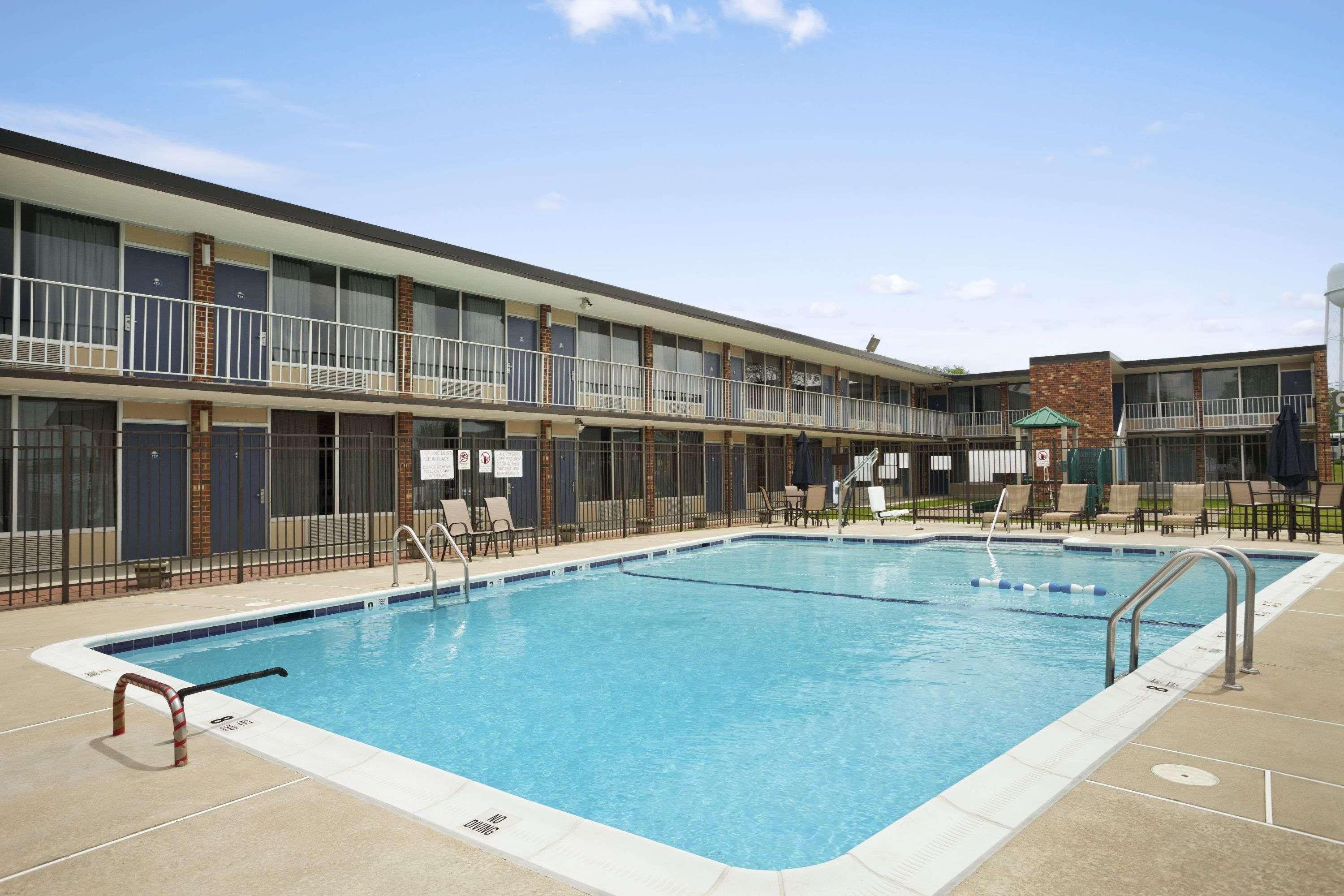 Days Inn Of Frederick By Wyndham Exterior foto