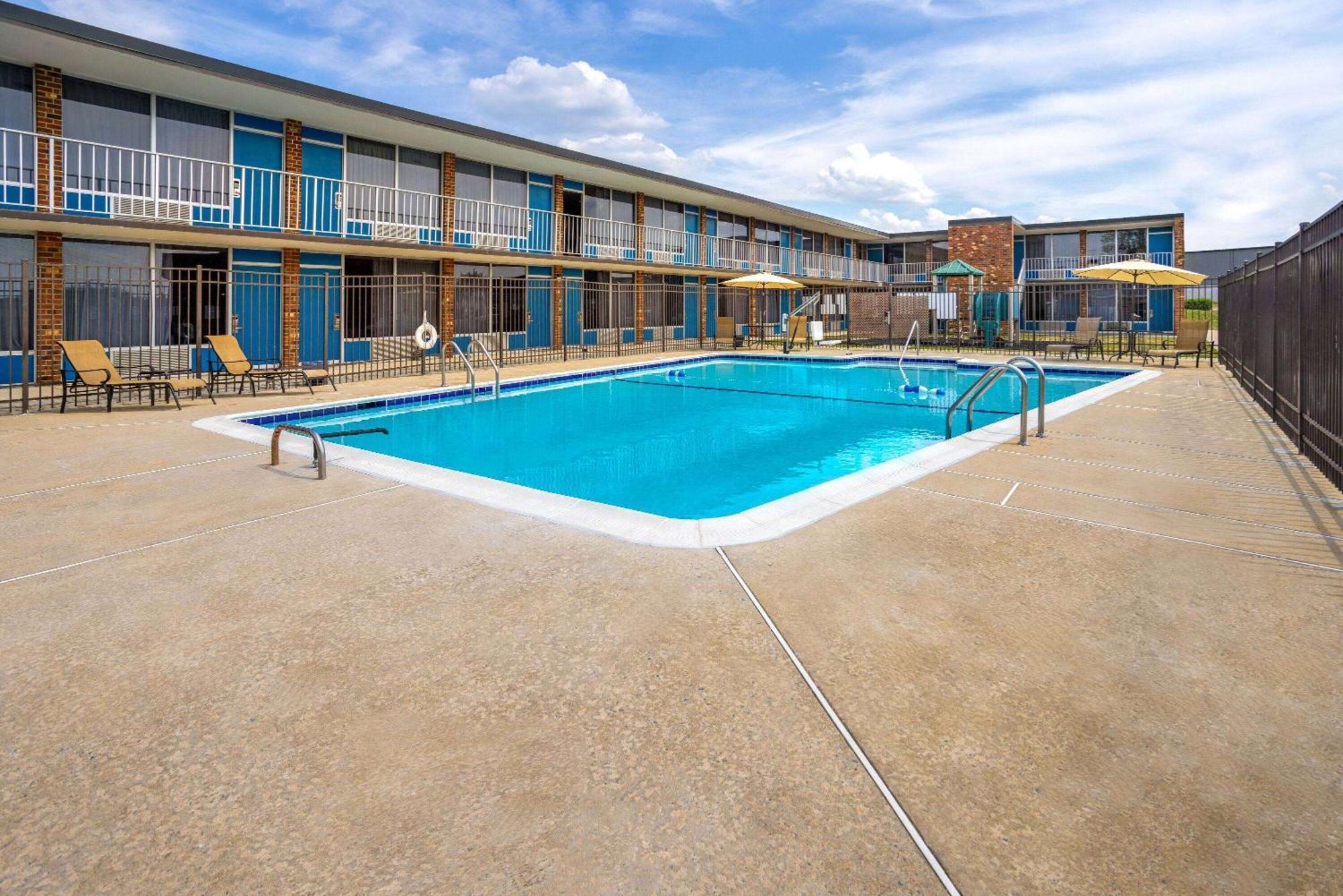 Days Inn Of Frederick By Wyndham Exterior foto